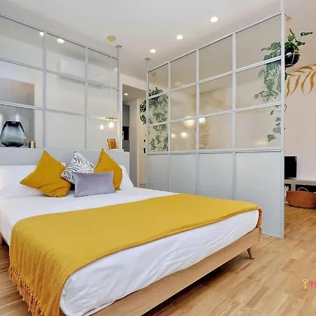 Apartment Ych-renovated And Design Flat Close To The Center